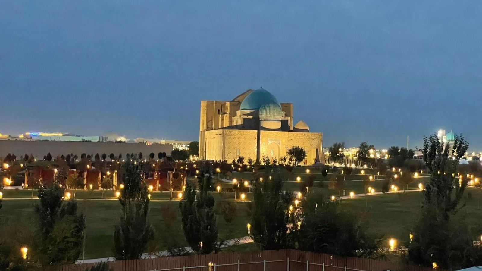 Yassy Hotel, Turkistan Екстериор снимка